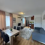 Cozy House With Free Parking شقة فارنا