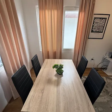 Cozy House With Free Parking Apartmán